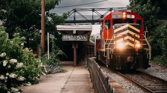 Fall excursion offers immersive experience by train