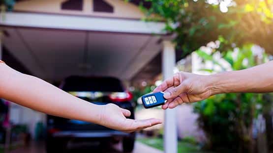 hands with car key