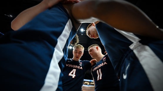 uva basketball team huddle